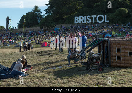 Ashton Cour, Bristol, Royaume-Uni. 09 août 2018. Malgré les grandes foules de rassemblement dans le soleil à Ashton Court pour le lancement de ballons de forme spéciale, les vents s'est avéré trop fort pour permettre les ballons pour voler en toute sécurité. Les organisateurs espèrent mieux pour l'état de vol vendredi matin première du lancement de masse nous célébrons 40 ans de la fiesta. Neil Cordell/Alamy Live News Banque D'Images