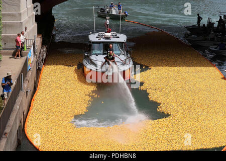 Chicago, USA. 9 Août, 2018. Canards en caoutchouc flotter dans la rivière Chicago au cours de la 13e édition de la Chicago Ducky Derby à Chicago, États-Unis, 9 août 2018. Organisateurs de tournois a chuté d'environ 60 000 canards en caoutchouc dans la rivière Chicago jeudi pour commencer le caoutchouc Ducky Derby cette année, ce qui aide à recueillir des fonds pour les Jeux olympiques spéciaux de l'Illinois. Credit : Wang Ping/Xinhua/Alamy Live News Banque D'Images