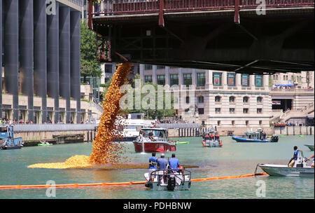 Chicago, USA. 9 Août, 2018. Canards en caoutchouc sont déposés dans la rivière Chicago au cours de la 13e édition de la Chicago Ducky Derby à Chicago, États-Unis, 9 août 2018. Organisateurs de tournois a chuté d'environ 60 000 canards en caoutchouc dans la rivière Chicago jeudi pour commencer le caoutchouc Ducky Derby cette année, ce qui aide à recueillir des fonds pour les Jeux olympiques spéciaux de l'Illinois. Credit : Wang Ping/Xinhua/Alamy Live News Banque D'Images