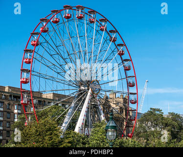 Edinburgh, Ecosse, Royaume-Uni. 9 août 2018. Edinburgh Fringe Festival, Édimbourg, Écosse, Royaume-Uni.Le M&ds grande roue de Ferris dans les jardins de Princes Street, Princes Street pendant le festival contre le ciel bleu Banque D'Images