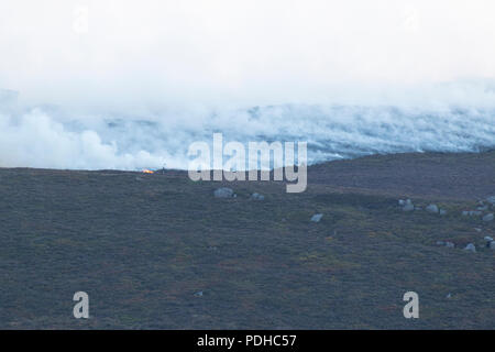 Les blattes La Hulme Nr Poireau, Staffordshire. L'Angleterre. 9 août 2018. Le feu sauvage sur les blattes. 10 moteurs d'incendie et de sauvetage présents, environ 60 pompiers, de poireau, Cheadle, Hanley, Stoke, Newcastle, Buxton, postes d'incendie. Le feu sauvage a été causée par 2 jeunes ayant un feu pour cuire leur déjeuner, ils ont réalisé le feu nécessaire pour éteindre et se rendit à la maison la plus proche et demanda un peu d'eau. Le service d'incendie a été expédié du Staffordshire, aux alentours de 2 h jeudi 09 août 2018. © Chris Photographie Murs/Alamy Live News Banque D'Images