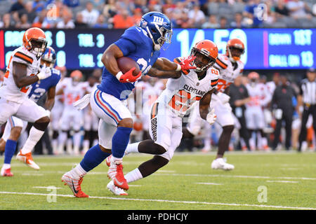 East Rutherford, USA. 9 août 2018 : Saquon Barkley (26) de la Nouvelle York énorme porte le ballon lors d'un match pré-saison contre les Browns de Cleveland au stade MetLife à East Rutherford, New Jersey. Gregory Vasil/Cal Sport Media Banque D'Images