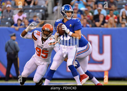 East Rutherford, USA. 9 août 2018 : Eli Manning (10) de la Nouvelle York énorme ressemble à passer au cours d'un match pré-saison contre les Browns de Cleveland au stade MetLife à East Rutherford, New Jersey. Gregory Vasil/Cal Sport Media Banque D'Images