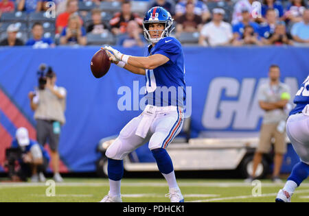 East Rutherford, USA. 9 août 2018 : Eli Manning (10) de la Nouvelle York énorme ressemble à passer au cours d'un match pré-saison contre les Browns de Cleveland au stade MetLife à East Rutherford, New Jersey. Gregory Vasil/Cal Sport Media Banque D'Images