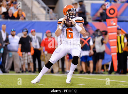 East Rutherford, USA. 9 août 2018 : Baker Mayfield (6) de la Cleveland Browns cherche à adopter lors d'un match pré-saison contre les Giants de New York au Stade MetLife à East Rutherford, New Jersey. Gregory Vasil/Cal Sport Media Banque D'Images