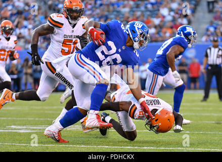 East Rutherford, USA. 9 août 2018 : Saquon Barkley (26) de la Nouvelle York énorme porte les bras raides et balle Denzel Ward (21) de la Cleveland Browns lors d'un match pré-saison à MetLife Stadium à East Rutherford, New Jersey. Gregory Vasil/Cal Sport Media Banque D'Images