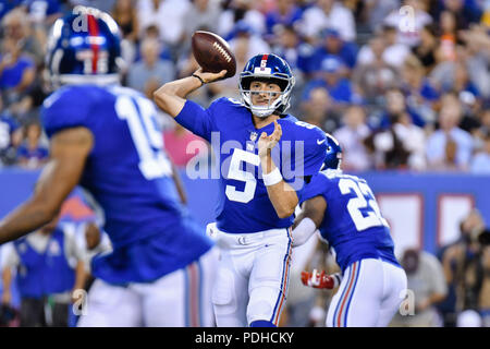 East Rutherford, USA. 9 août 2018 : Davis Webb (5) de la Nouvelle York énorme ressemble à passer au cours d'un match pré-saison contre les Browns de Cleveland au stade MetLife à East Rutherford, New Jersey. Gregory Vasil/Cal Sport Media Banque D'Images