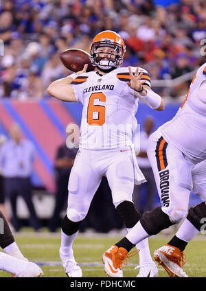 East Rutherford, USA. 9 août 2018 : Baker Mayfield (6) de la Cleveland Browns cherche à adopter lors d'un match pré-saison contre les Giants de New York au Stade MetLife à East Rutherford, New Jersey. Gregory Vasil/Cal Sport Media Banque D'Images