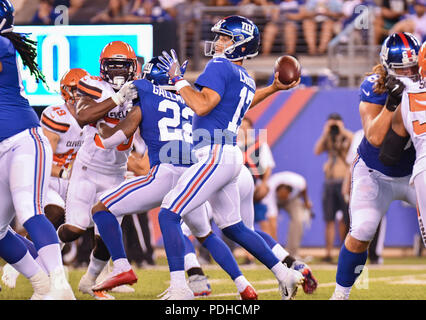 East Rutherford, USA. 9 août 2018 : Kyle Lauletta (17) de la Nouvelle York énorme ressemble à passer au cours d'un match pré-saison contre les Browns de Cleveland au stade MetLife à East Rutherford, New Jersey. Gregory Vasil/Cal Sport Media Banque D'Images