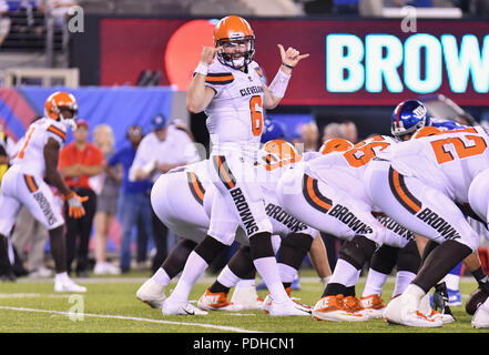 East Rutherford, USA. 9 août 2018 : Baker Mayfield (6) de la Cleveland Browns dirige son infraction à l'issue d'un match pré-saison contre les Giants de New York au Stade MetLife à East Rutherford, New Jersey. Gregory Vasil/Cal Sport Media Banque D'Images