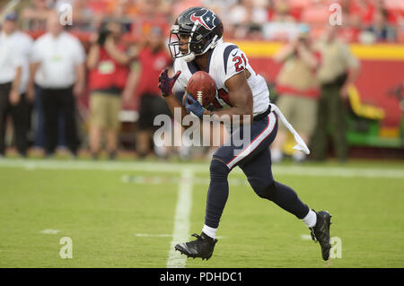 Kansas City, au Royaume-Uni. 09 août, 2018 : running back des Houston Texans Tyler Ervin (21) imbroglios un kickoff return au cours de l'avant saison NFL Match de football entre les Texans de Houston et les Kansas City Chiefs au Arrowhead Stadium de Kansas City, Missouri. Kendall Shaw/CSM Banque D'Images