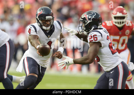 Kansas City, au Royaume-Uni. 09 août, 2018 : Houston Texans quarterback Deshaun Watson (4) les mains le ballon à Houston Texans tournant retour Lamar Miller (26) au cours de l'avant saison NFL Match de football entre les Texans de Houston et les Kansas City Chiefs au Arrowhead Stadium de Kansas City, Missouri. Kendall Shaw/CSM Banque D'Images