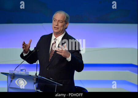 Sao Paulo, Brésil, le 9 août 2018. Le candidat présidentiel brésilien Ciro Gomes (PDT) gestes pendant le premier débat présidentiel avant les élections générales du 7 octobre, au réseau de télévision Bandeirantes à Sao Paulo, Brésil, le 9 août 2018. (PHOTO : LEVI BIANCO/BRÉSIL PHOTO PRESSE) Banque D'Images