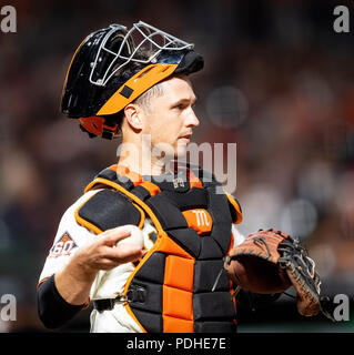 09 août, 2018 : San Francisco Giants catcher Buster Posey (28) obtient une pause entre deux emplacements, au cours d'un match de la MLB entre les Pirates de Pittsburgh et les Giants de San Francisco à AT&T Park à San Francisco, Californie. Valerie Shoaps/CSM Banque D'Images