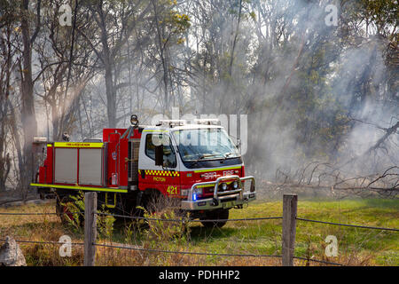 Campbelltown, Sydney, Australie. Vendredi 10 août 2918. En in Fire Brigade retour Burning Bush au cours de la période d'États pire sécheresse depuis 50 ans. Crédit : martin berry/Alamy Live News Banque D'Images