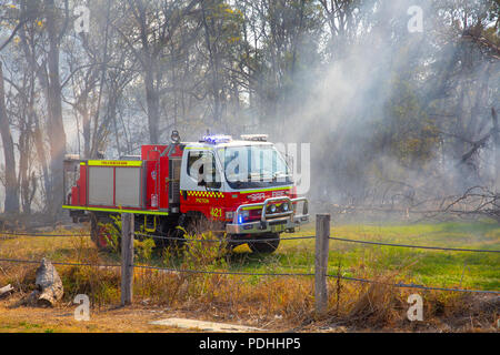 Campbelltown, Sydney, Australie. Vendredi 10 août 2918. En in Fire Brigade retour Burning Bush au cours de la période d'États pire sécheresse depuis 50 ans. Crédit : martin berry/Alamy Live News Banque D'Images