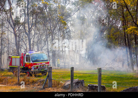 Campbelltown, Sydney, Australie. Vendredi 10 août 2918. En in Fire Brigade retour Burning Bush au cours de la période d'États pire sécheresse depuis 50 ans. Crédit : martin berry/Alamy Live News Banque D'Images