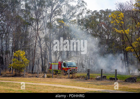 Campbelltown, Sydney, Australie. Vendredi 10 août 2918. En in Fire Brigade retour Burning Bush au cours de la période d'États pire sécheresse depuis 50 ans. Crédit : martin berry/Alamy Live News Banque D'Images