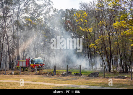 Campbelltown, Sydney, Australie. Vendredi 10 août 2918. En in Fire Brigade retour Burning Bush au cours de la période d'États pire sécheresse depuis 50 ans. Crédit : martin berry/Alamy Live News Banque D'Images