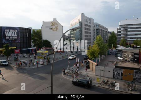 Berlin, Allemagne. 09Th Aug 2018. Deux propriétés non développées peut être vu à Checkpoint Charlie. À l'ancien point de passage pour les diplomates américains à Berlin, et les chars soviétiques s'affrontaient après le mur a été construit il y a 57 ans. Depuis de nombreuses années, les zones libres dans la région ont été utilisés à titre provisoire. Credit : Wolfgang Kumm/dpa/Alamy Live News Banque D'Images