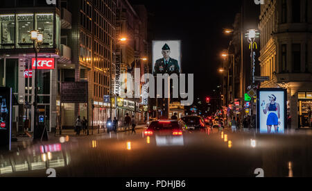 Berlin, Allemagne. 09Th Aug 2018. Le Checkpoint Charlie est presque désert ce soir. À l'ancien point de passage pour les diplomates américains à Berlin, et les chars soviétiques s'affrontaient après le mur a été construit il y a 57 ans. Depuis de nombreuses années, les zones libres dans la région ont été utilisés à titre provisoire. Credit : Wolfgang Kumm/dpa/Alamy Live News Banque D'Images