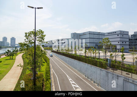 La vue sur Tokyo's nouveau marché de gros à Toyosu le Août 10, 2018, Tokyo, Japon. Le nouveau marché Toyosu devrait ouvrir en octobre prochain, deux ans plus tard qu'initialement prévu, après Gouverneur de Tokyo, Yuriko Koike a déclaré que le nouveau marché est sûr à utiliser. Credit : Rodrigo Reyes Marin/AFLO/Alamy Live News Banque D'Images