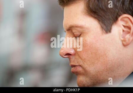 Bielefeld, Allemagne. Le 08 février, 2012. Ancien cycliste professionnel Jan Ullrich prend la parole à une conférence de presse d'un promoteur à Bielefeld, Allemagne, 08 février 2012. Le 09 février 2012 la Cour internationale d'arbitrage du Sport (TAS) annoncera son verdict dans l'affaire Ullrich. Les juges ont à décider d'ouvrir à nouveau le temps des procédures contre Ullrich pour dopage. Crédit : BERND THISSEN | utilisée dans le monde entier/dpa/Alamy Live News Banque D'Images