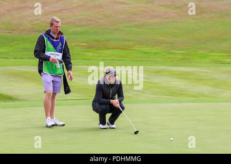 Gleneagles, Écosse, Royaume-Uni. 10 août, 2018. Le Fourball Match Play se poursuit avec l'appariement de Catriona Matthew et Holly Clyburn représentant la Grande-Bretagne jouer contre Cajsa Persson et Linda Wessberg de Suède. Image de Persson et son caddy alignement d'un putt sur le 4e crédit vert : Findlay/Alamy Live News Banque D'Images