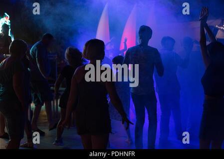 ANTALYA, Turquie, 15 juillet 2018 - les touristes russes la danse à un public libre de nuit dans la célèbre station balnéaire d'Antalya en Turquie au cours de l'été 2018 Banque D'Images