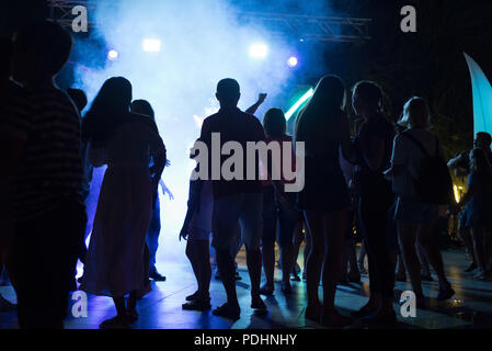 ANTALYA, Turquie, 15 juillet 2018 - les touristes russes la danse à un public libre de nuit dans la célèbre station balnéaire d'Antalya en Turquie au cours de l'été 2018 Banque D'Images