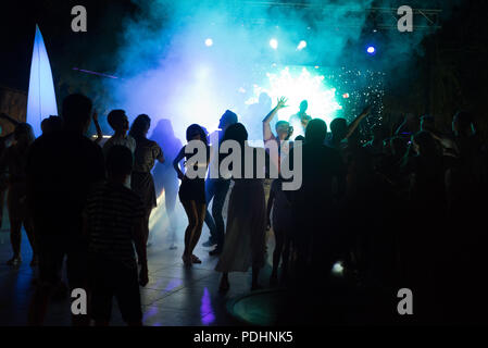 ANTALYA, Turquie, 15 juillet 2018 - les touristes russes la danse à un public libre de nuit dans la célèbre station balnéaire d'Antalya en Turquie au cours de l'été 2018 Banque D'Images