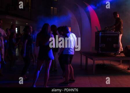 ANTALYA, Turquie, 15 juillet 2018 - les touristes russes la danse à un public libre de nuit dans la célèbre station balnéaire d'Antalya en Turquie au cours de l'été 2018 Banque D'Images