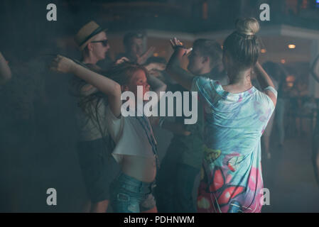 ANTALYA, Turquie, 15 juillet 2018 - les touristes russes la danse à un public libre de nuit dans la célèbre station balnéaire d'Antalya en Turquie au cours de l'été 2018 Banque D'Images