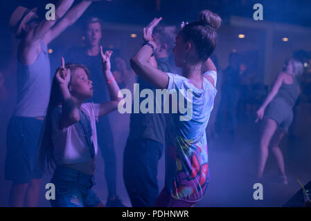 ANTALYA, Turquie, 15 juillet 2018 - les touristes russes la danse à un public libre de nuit dans la célèbre station balnéaire d'Antalya en Turquie au cours de l'été 2018 Banque D'Images