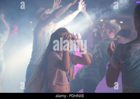 ANTALYA, Turquie, 15 juillet 2018 - les touristes russes la danse à un public libre de nuit dans la célèbre station balnéaire d'Antalya en Turquie au cours de l'été 2018 Banque D'Images