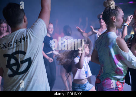 ANTALYA, Turquie, 15 juillet 2018 - les touristes russes la danse à un public libre de nuit dans la célèbre station balnéaire d'Antalya en Turquie au cours de l'été 2018 Banque D'Images