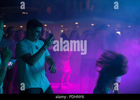 ANTALYA, Turquie, 15 juillet 2018 - les touristes russes la danse à un public libre de nuit dans la célèbre station balnéaire d'Antalya en Turquie au cours de l'été 2018 Banque D'Images