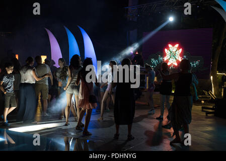 ANTALYA, Turquie, 15 juillet 2018 - les touristes russes la danse à un public libre de nuit dans la célèbre station balnéaire d'Antalya en Turquie au cours de l'été 2018 Banque D'Images