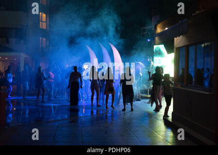 ANTALYA, Turquie, 15 juillet 2018 - les touristes russes la danse à un public libre de nuit dans la célèbre station balnéaire d'Antalya en Turquie au cours de l'été 2018 Banque D'Images