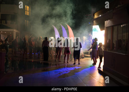 ANTALYA, Turquie, 15 juillet 2018 - les touristes russes la danse à un public libre de nuit dans la célèbre station balnéaire d'Antalya en Turquie au cours de l'été 2018 Banque D'Images