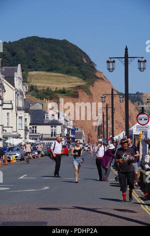 À l'Est sur une longue esplanade Sidmouth vers la falaise rouge de Peak Hill. La ville de Sidmouth Folk Festival, l'est du Devon, Août, 2018. Banque D'Images