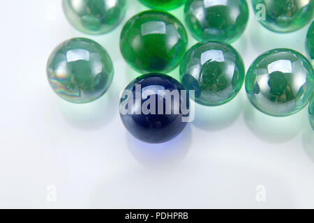 Billes bleues se tenir dehors à partir de diverses couleurs isolé sur fond blanc Banque D'Images