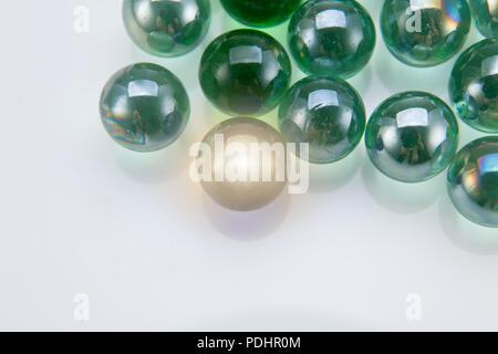 Billes bleues se tenir dehors à partir de diverses couleurs isolé sur fond blanc Banque D'Images