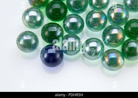 Billes bleues se tenir dehors à partir de diverses couleurs isolé sur fond blanc Banque D'Images