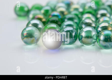 Billes bleues se tenir dehors à partir de diverses couleurs isolé sur fond blanc Banque D'Images