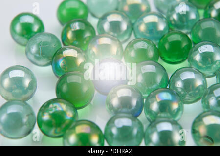 Billes bleues se tenir dehors de la foule d'une variété de couleurs isolé sur fond blanc Banque D'Images