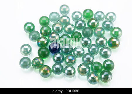 Billes bleues se tenir dehors de la foule d'une variété de couleurs isolé sur fond blanc Banque D'Images