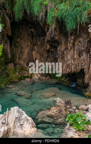 La Croatie, Europe : rochers, grotte et lac à Plitvice Lakes National Park, l'un des plus anciens parcs nationaux de l'État à la frontière de la Bosnie-Herzegovine Banque D'Images