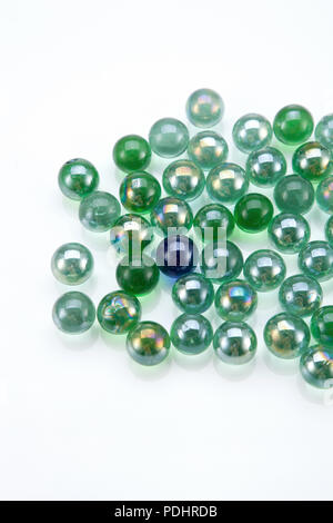 Billes bleues se tenir dehors de la foule d'une variété de couleurs isolé sur fond blanc Banque D'Images