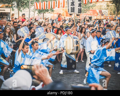 Moscou, Russie - Août 09, 2018 : La danse Awa japonais. Les interprètes dansent le Bon Odori danse, musiciens en kimono bleu avec grand tambour etalon d Banque D'Images